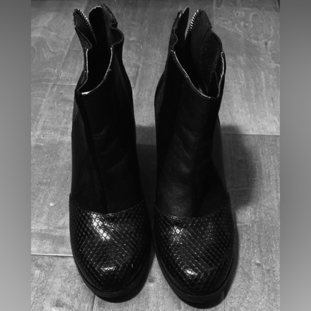 “Reserved” Brand 
Black Leather Ankle Boots 
with Heels. Size: 7 
EUC - Picture 2 of 8